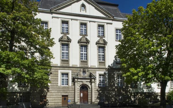 Vorderansicht des Insolvenzgerichts in Sulzbach