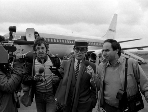Elton John nach der Landung am Flughafen Ensheim