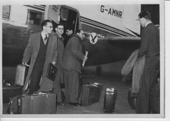 Ankunft englischer Wahlbeobachter auf dem Flugfeld in Zweibrücken im Oktober 1955