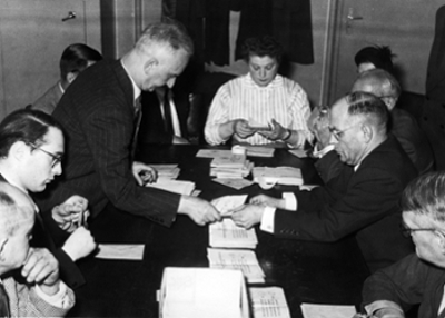 Auszählung der Abstimmungszettel in einem der 341 Wahllokale am Abend des 23. Oktober 1955.