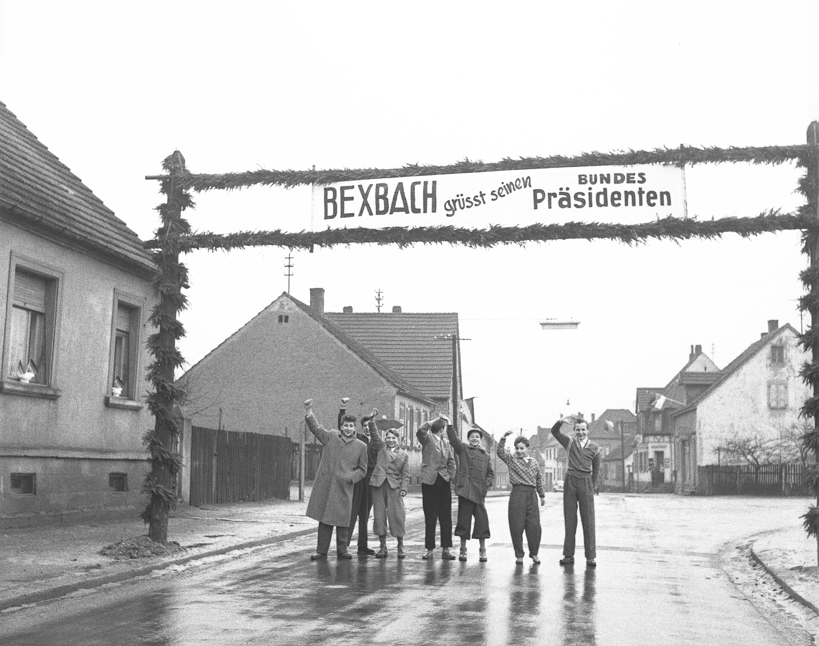 In Bexbach wird Bundespräsident Theodor Heuss von jubelnden Kindern erwartet.